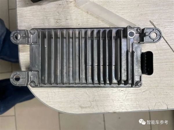 矛盾的马斯克！特斯拉4D雷达首拆：千元成本、探测距离300米-多多发布网(图5)