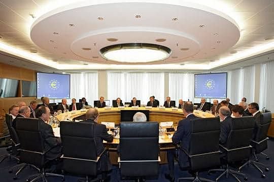 外盘头条：美联储和欧洲的加息热情惊吓到投资者 为清库存特斯拉提供免费充电服务 更-多多发布网(图2)