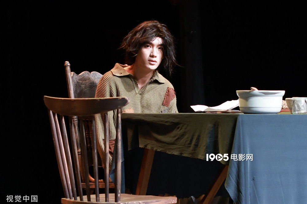 丁程鑫北电汇演《天边外》 “补丁装”充满破碎感-多多发布网(图1)