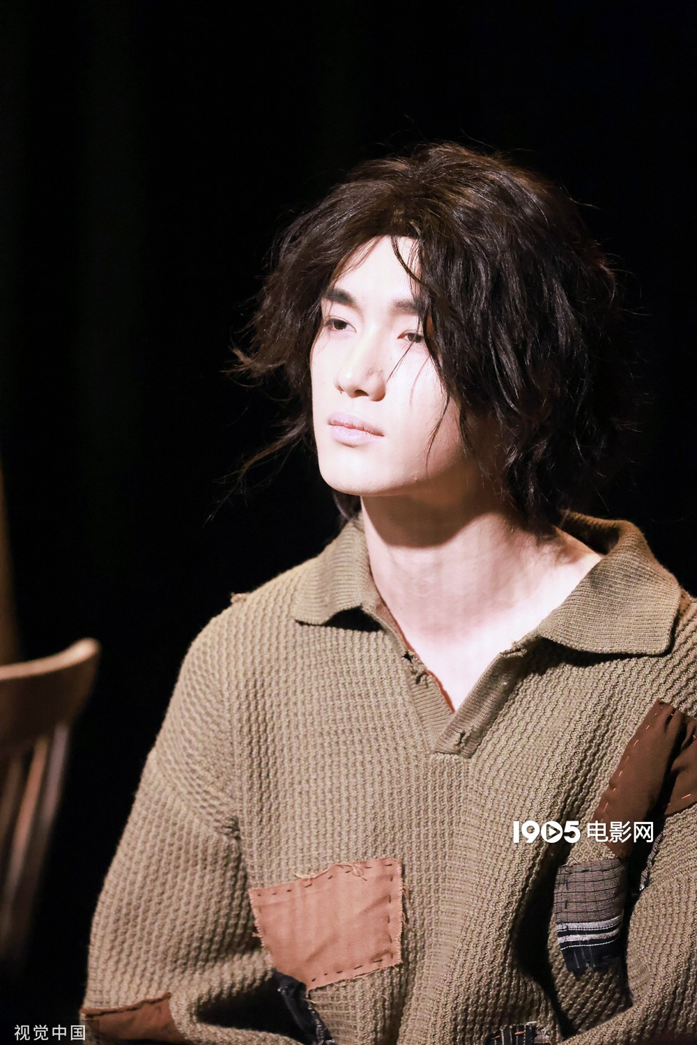 丁程鑫北电汇演《天边外》 “补丁装”充满破碎感-多多发布网(图4)