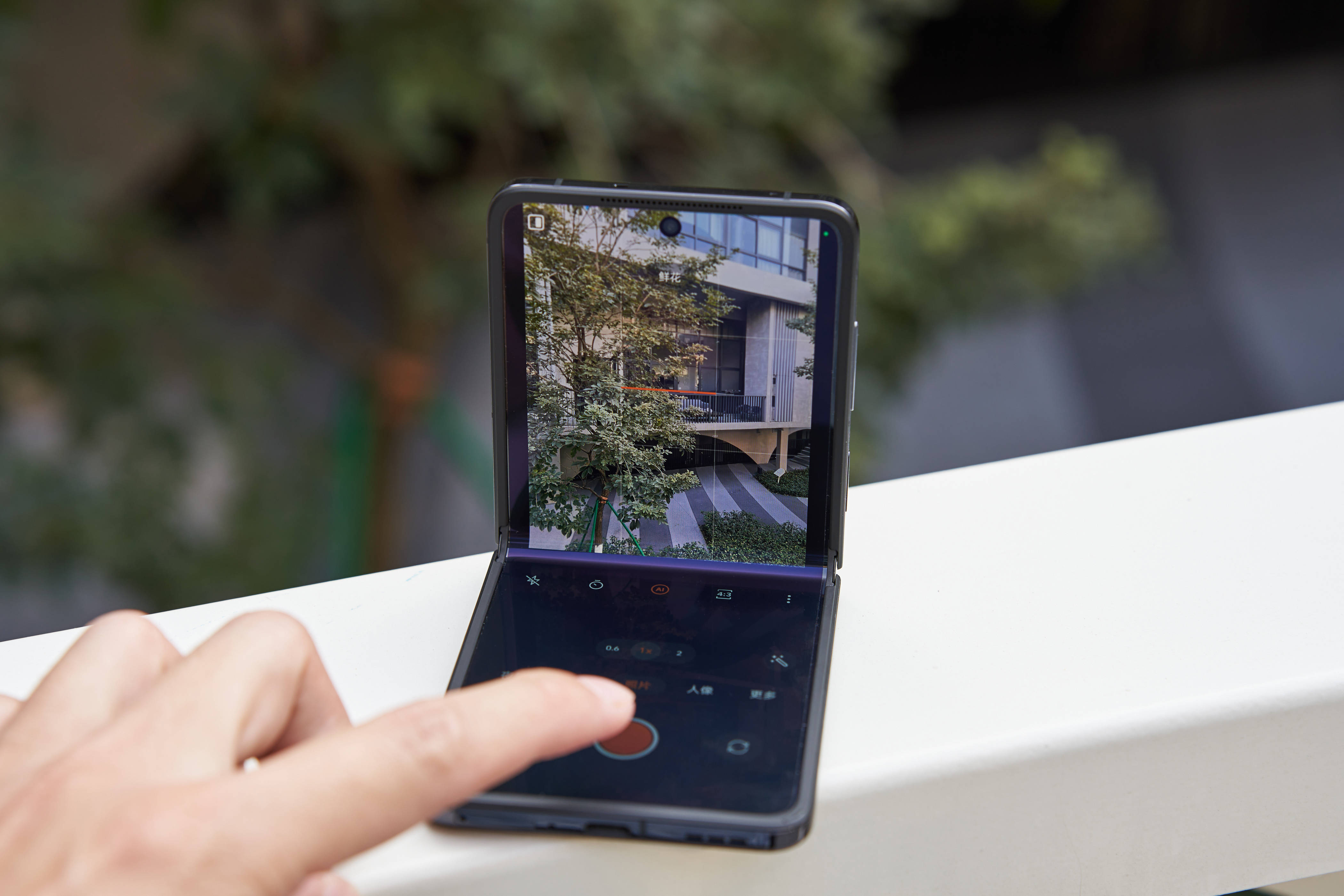 想尝试下折叠屏？5699元的moto razr 40 Ultra考虑一下-多多发布网(图10)