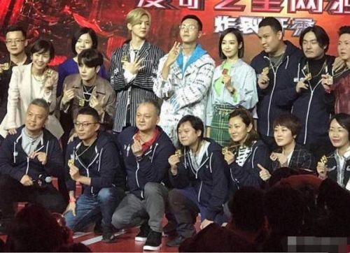 “鹿三岁”鹿晗再现踮脚合影技 网友：这孩子真的太皮了-多多发布网(图2)