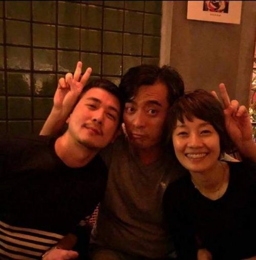 马伊琍获年度实力演技剧星 好友陈龙保剑锋携手为其颁奖-多多发布网(图1)