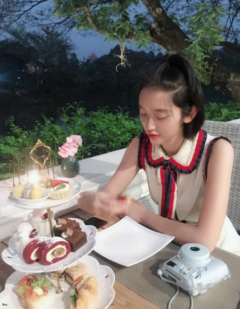 张若昀拍的？唐艺昕晒照吃美食 网友好奇摄影师是谁-多多发布网(图1)