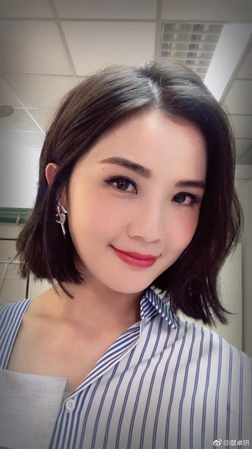 蔡卓妍晒自拍美照称不用戴假发 短发干练红唇造型性感-多多发布网(图1)