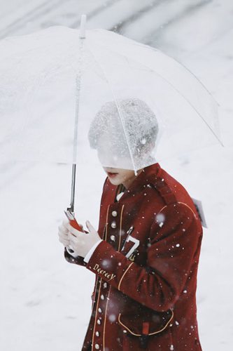鹿晗红衣雪地撑伞画面唯美似漫画少年 跑男最新路透照-多多发布网(图1) 鹿晗红衣雪地撑伞画面唯美似漫画少年 跑男最新路透照-多多发布网(图1)