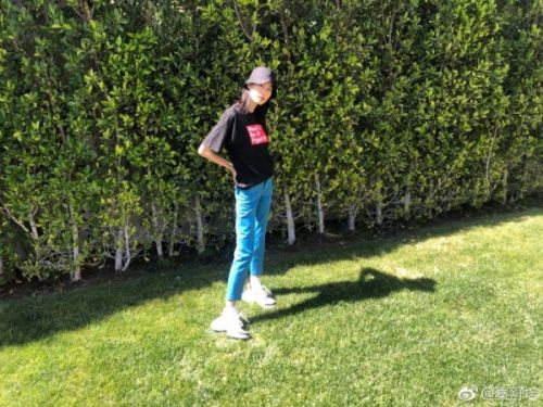 陈冠希娇妻秦舒培戴渔夫帽晒照 逆天大长腿抢镜-多多发布网(图5)